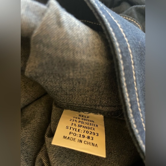 Michel Fashion Woman’s Denim Jacket Size Medium NWT White Contrast Light Cropped - Picture 7 of 9